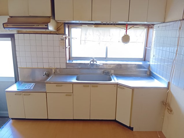 売中古戸建　富士市厚原のキッチン|キッチンには窓があり明るく開放的です。壁付けキッチンなので集中してお料理出来ますね。