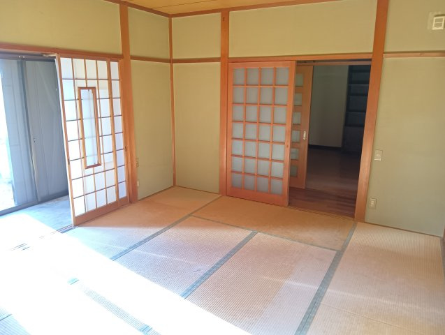 売中古戸建　富士市厚原の居間・リビング|来客スペース・子供の遊び場・昼寝スペースなど色々と幅広く使える大活躍の和室です。