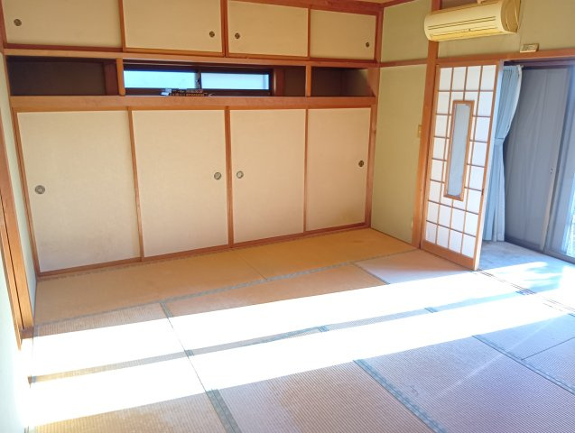 売中古戸建　富士市厚原の和室|大きい窓から入るたっぷりの日差しが嬉しいですね。畳は柔らかいので子供を遊ばせても安全ですね。