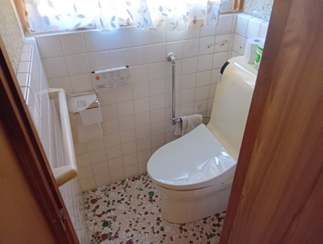 売中古戸建　富士市厚原のトイレ|トイレには窓があり明るい室内です。コンパクトな設計で空間を広く感じさせるデザインになっています。
