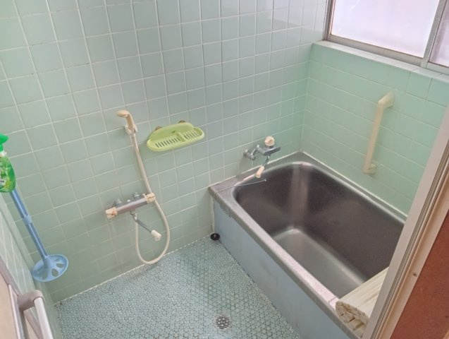 売中古戸建　富士市厚原の浴室|窓があるので明るい室内です。グリーンのタイルで可愛らしい印象になっています。
