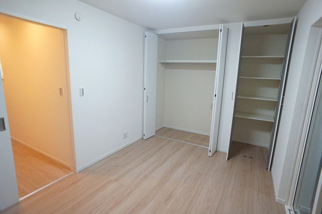 【寝室】 | 平野区長吉六反4丁目 | 【1階：洋室6.2帖】クローゼット・収納棚完備♪クローゼットの中に床下収納付きです♪