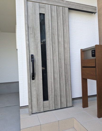 【玄関】 | 平野区長吉六反4丁目 | 引戸タイプの玄関ドア♪電子キーシステム採用でスマホより施錠、開錠可能です♪