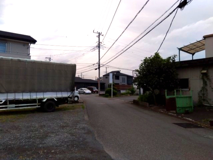 売土地　富士宮市宮原の前面道路含む現地写真|スーパー・ドラッグストア・コンビニまで車で10分圏内です。生活利便性の高い土地になっています。