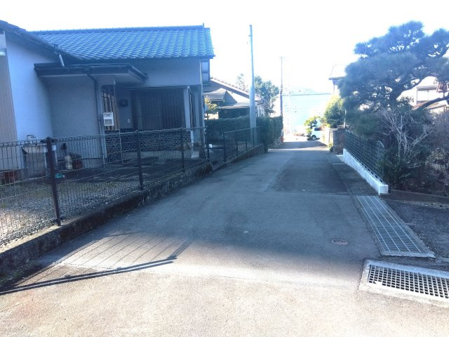 売中古戸建　富士市南松野の前面道路含む現地写真|スーパー・ドラッグストア・コンビニまで車で10分圏内です。生活利便性の高い土地になっています。