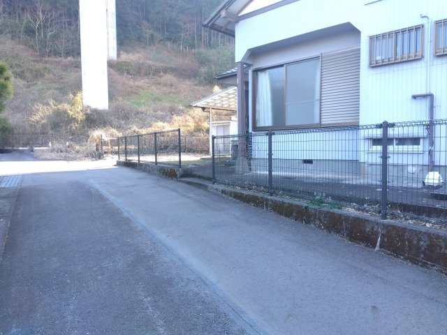 売中古戸建　富士市南松野の前面道路含む現地写真|富士川かりがね橋まで車で3分です。富士市街地までのアクセス良好です。
