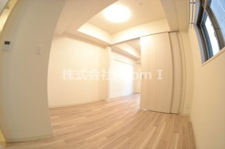 【洋室】 | プレサンス心斎橋ニスト | 個人の部屋や寝室として使える洋室です
※反転タイプ