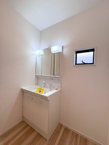 ケイアイ　ー LIGARE ーリガーレ　小倉北区黒住町1期　　【小倉北区　新築戸建て】 の独立洗面台|便利な三面鏡の洗面化粧台♪【小倉南区　新築戸建て】