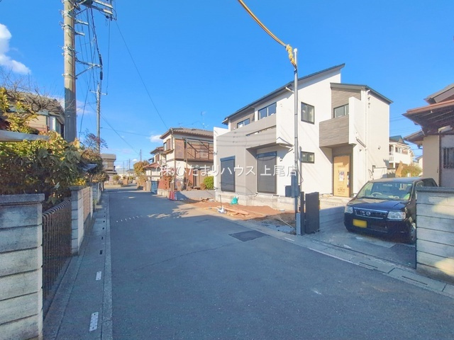 上尾市上11期　新築戸建　ブルーミング01の前面道路含む現地写真
