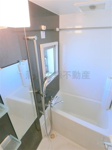 MFPRエムエフピーアールコート蒲田の浴室|窓と浴室乾燥機付きのバスルーム　お風呂浴室　