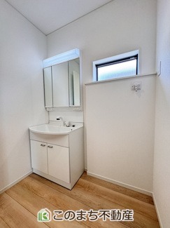 【洗面所】 | CRADLEGARDEN小山市東間々田第7　6号棟 | 同社施工物件の写真です。※建具やフローリング、その他仕様が違う場合がございます。シャンプードレッサーで朝の身支度♪伸びるホースでお掃除も簡単清潔です！