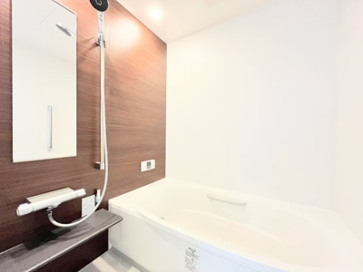 【浴室】 | ◆緑区三保町　未居住戸建◆ | ◆モダンデザインの空間が気持ちよさを高めてくれるバスルーム。すっきりとした清潔感の中に都会的なセンスが感じられ、心身をリフレッシュできる寛ぎを深めてくれるスペースです。
