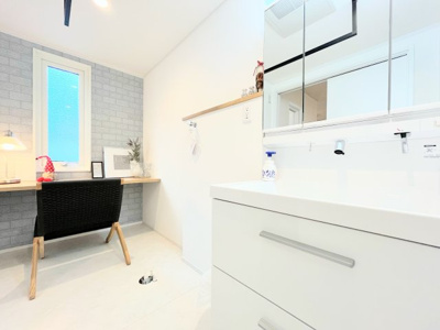 【独立洗面台】 | ◆緑区三保町　未居住戸建◆ | ◆ご家族の1日が始まり、1日が終わりを締めくくる洗面空間。洗濯機を配置しても十分なスペースを確保した設計となっております。