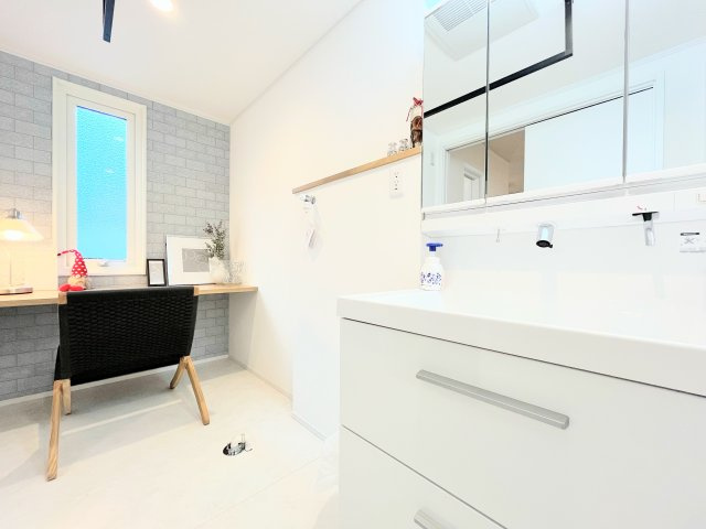 【独立洗面台】 | ◆緑区三保町　未居住戸建◆ | ◆ご家族の1日が始まり、1日が終わりを締めくくる洗面空間。洗濯機を配置しても十分なスペースを確保した設計となっております。