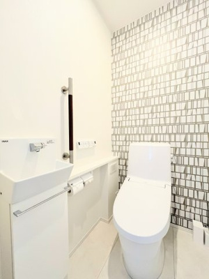 【トイレ】 | ◆緑区三保町　未居住戸建◆ | ◆清潔感のある白を基調とした落ち着ける空間。小窓をもうけていますので、こもりやすい空気の入れ替えも簡単に行えますね！