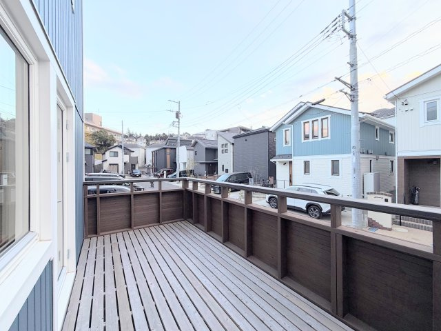 【バルコニー】 | ◆緑区三保町　未居住戸建◆ | ◆日当たり良好なウッドデッキ！毎日のお洗濯にも嬉しいですね！