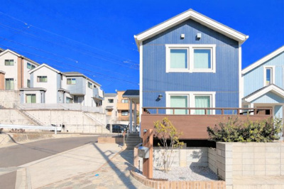 【外観】 | ◆緑区三保町　未居住戸建◆ | ◆爽やかな青空の下に贅沢なほどに降り注ぐ陽光、豊かな居住性と、クオリティが見事に調和した住空間は、住まうことの喜びを感じさせてくれます。ゆとりある広い敷地で開放的なお住まいです。