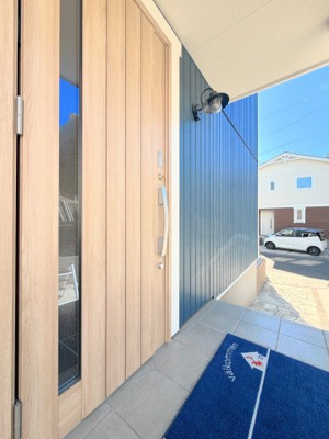 【玄関】 | ◆緑区三保町　未居住戸建◆ | ◆光の渦が溢れた明るい玄関ホール。「おかえり」と「ただいま」が交差するお家の顔とも言える場所は爽やかで心地良い空間となっています。すっきり片付いた玄関で来客時にも自信が持てそう。