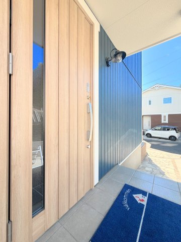 【玄関】 | ◆緑区三保町　未居住戸建◆ | ◆光の渦が溢れた明るい玄関ホール。「おかえり」と「ただいま」が交差するお家の顔とも言える場所は爽やかで心地良い空間となっています。すっきり片付いた玄関で来客時にも自信が持てそう。