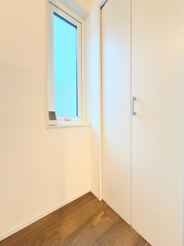 【玄関】 | ◆緑区三保町　未居住戸建◆ | ◆明るい玄関です！散らかりやすい玄関もスッキリする大容量のシューズボックス付き。