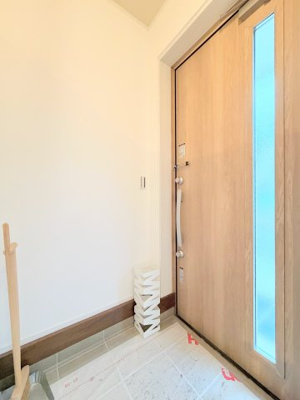 【玄関】 | ◆緑区三保町　未居住戸建◆ | ◆子育て世代のスタッフもいますので、お客様目線での物件選び、ご提案が可能です。お問い合わせいただきました物件以外も多数ご紹介させていただきます。