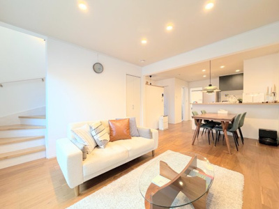 【居間・リビング】 | ◆緑区三保町　未居住戸建◆ | ◆家族で食卓を囲むダイニングスペースと、ソファでゆったりくつろぐリビングスペースがしっかり区切られているので家具の配置や用途を使いわけしやすいです。