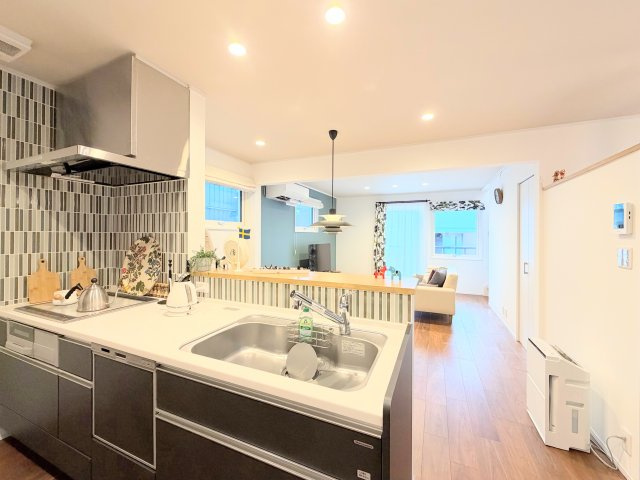 【キッチン】 | ◆緑区三保町　未居住戸建◆ | ◆キッチンからダイニングやリビングが見渡せるキッチン。料理をしながら家族とコミュニケーションをとれるだけでなく、大きな開放感も得られることができます。