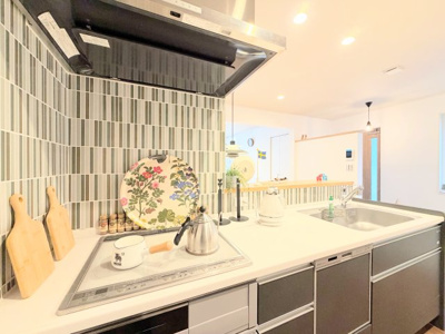 【キッチン】 | ◆緑区三保町　未居住戸建◆ | ◆デザイン性と機能性を兼ね備えたキッチンです。リビングスペースとの一体感が生まれ、広々空間を演出してくれます。