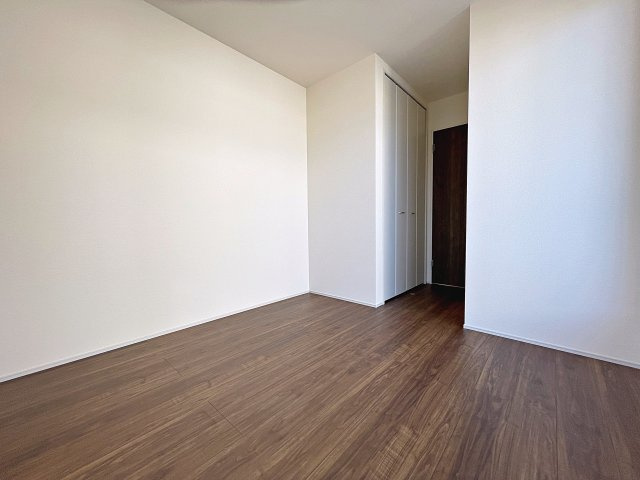 新築戸建・新築建売　郡山市亀田2丁目第2　桑野小・郡山第六中の洋室|5.2帖の洋室はシンプルなので様々なテイストのインテリアも合いそうですね！