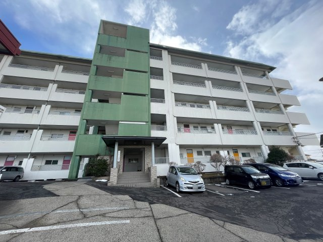 想定年間賃料　54万　想定利回り　21.6％　鉄筋コンクリート造の外観
