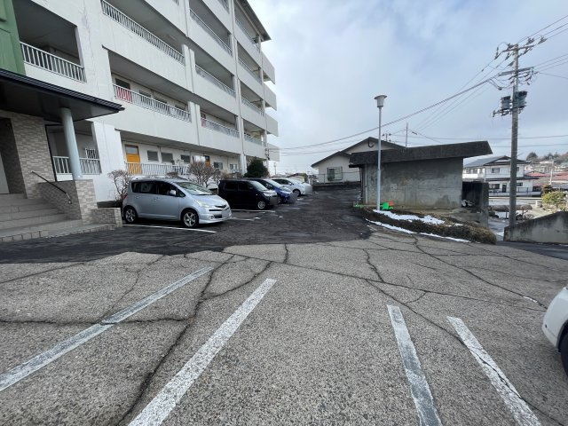 想定年間賃料　54万　想定利回り　21.6％　鉄筋コンクリート造の駐車場