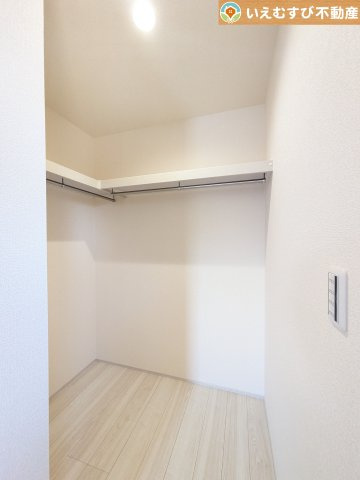 Livele Garden.S　深谷田中第3の収納|たっぷりの収納力を備えたウォークインクローゼット
たくさん収納できるので季節物やかさばるバッグなども片付きます♪