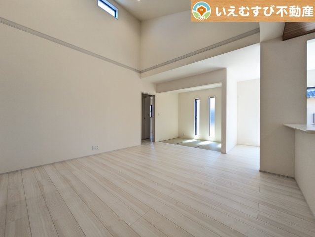 Livele Garden.S　深谷田中第3の居間・リビング|開放感と家族との距離感にこだわったＬＤＫ
開放的な勾配天井のリビングで家族みんなでくつろげそうですね♪