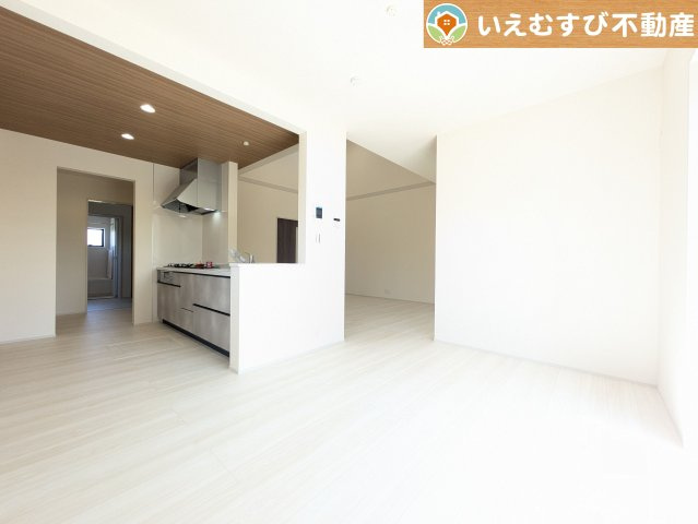 Livele Garden.S　深谷田中第3の居間・リビング|開放感と家族との距離感にこだわったＬＤＫ
採光たっぷりのリビングで休日には家族みんなでくつろげそうですね♪