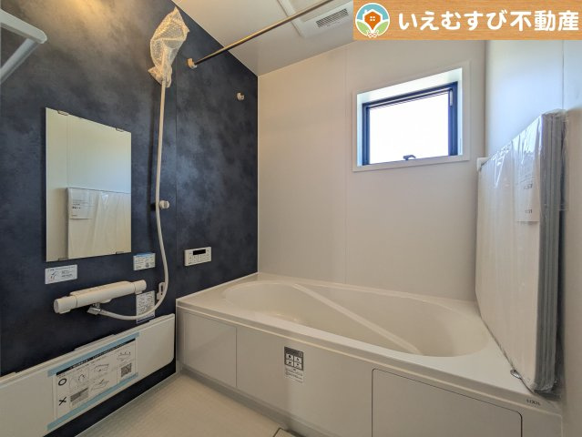 Livele Garden.S　深谷田中第3の浴室|モダンな配色の落ち着いた浴室
ダークトーンの壁面がアクセントになっておしゃれ！窓付きで空気の入れ替えも出来ます！
