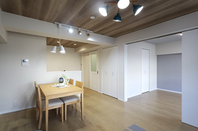 【居間・リビング】 | 今福スカイハイツ | 【LDK：約12.8帖】クロス貼替え、水廻り設備一新、ハウスクリーニング済みです☆