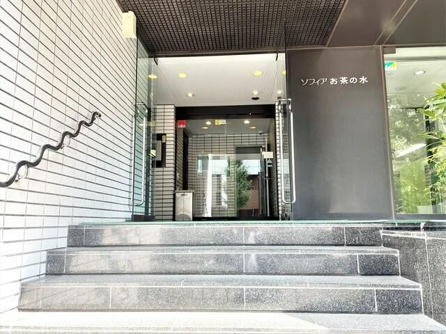 ソフィアお茶の水のエントランス