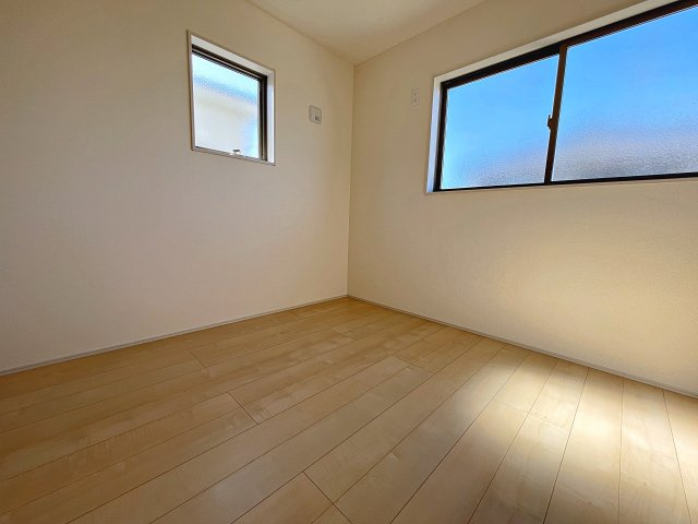 新築戸建・新築建売　郡山市亀田2丁目第2　桑野小・郡山第六中の洋室|4.5帖の洋室は北側の窓から一定した柔らかい光が入り、PC作業や読書などにも最適なお部屋です！