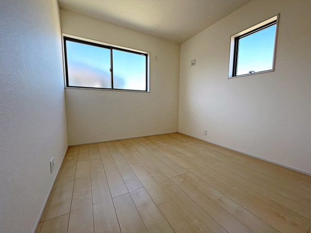 新築戸建・新築建売　郡山市亀田2丁目第2　桑野小・郡山第六中の洋室|5.2帖の洋室は2面採光でたっぷりと日差しが入り明るいお部屋です！