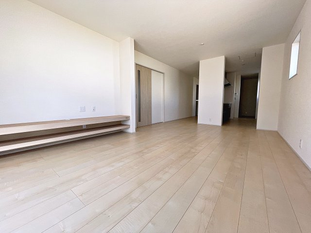 新築戸建・新築建売　郡山市亀田2丁目第2　桑野小・郡山第六中の居間・リビング|キッチンの前にダイニングテーブルを設置すれば、お料理の配膳もスムーズです！