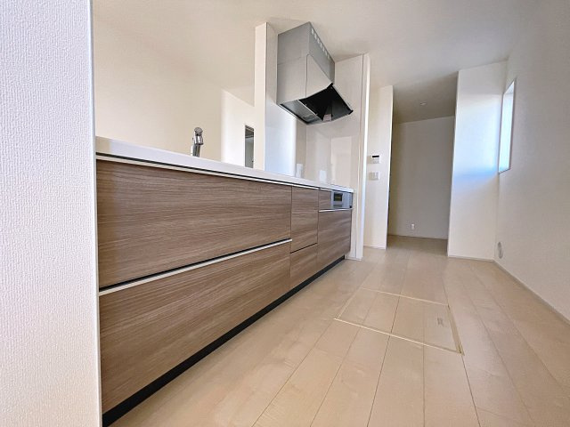 新築戸建・新築建売　郡山市亀田2丁目第2　桑野小・郡山第六中のキッチン|キッチンはカウンターになっているのでリビング全体を見渡すことができます！