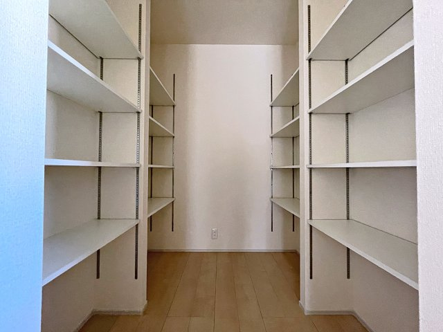 新築戸建・新築建売　郡山市亀田2丁目第2　桑野小・郡山第六中の収納|大容量のパントリーは食品や日用品、防災グッズなどの保管に便利です！