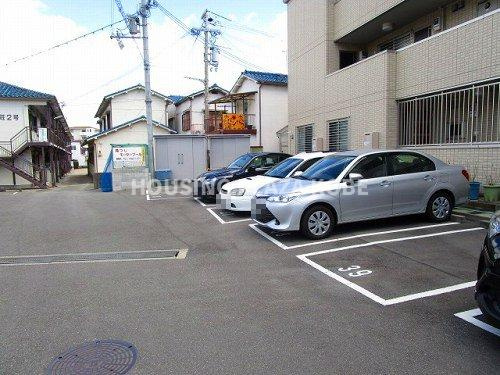 滝つじハイツの駐車場