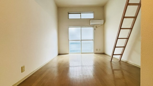 太宰府市朱雀２丁目のアパートの居間・リビング|別号数タイプ