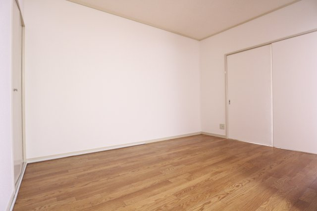 ロイヤルハイツ本多聞の洋室