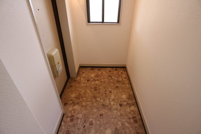 ロイヤルハイツ本多聞の玄関