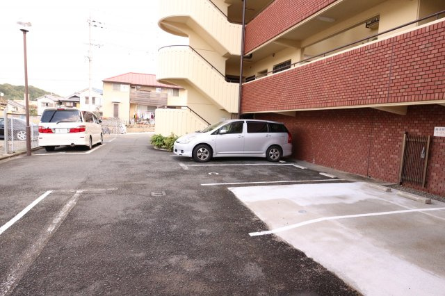 ロイヤルハイツ本多聞の駐車場