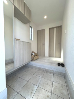 【玄関】 | 柴町新築戸建 | 姿見付きの玄関です。