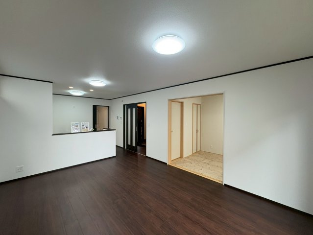 ＋＋読谷村上地－（全３棟）の居間・リビング