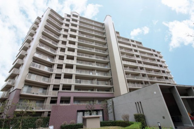 【外観】 | 北花田庭園都市・グランアヴェニューウエストプレイス | 大阪メトロ御堂筋線「北花田」駅まで徒歩10分の好立地マンション。小学校も近く、子育てファミリーにも嬉しいエリアです。